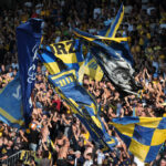 Modena – Reggiana, derby infuocato anche sugli spalti: non solo fumogeni e striscioni, gli ospiti accolti da scritte e adesivi di scherno nel proprio Settore
