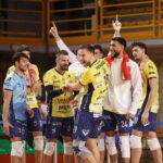 Trofeo Astori, Modena Volley rimonta due set di svantaggio e batte Padova al tie-break: canarini in finale